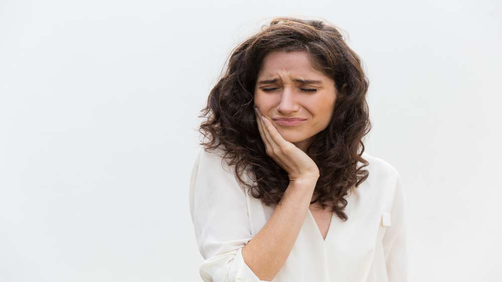 Sensibilidade nos dentes: conheça os motivos e maneiras para aliviar o desconforto